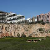Un fossato profondo 40 metri su cui affacciano a strapiombo schiere di palazzi. E� il particolare scenario di Santa Rita, un quartiere di Bari sviluppatosi a partire dalla fine degli anni 80 a ridosso della grande cava di pietra �Di Maso�